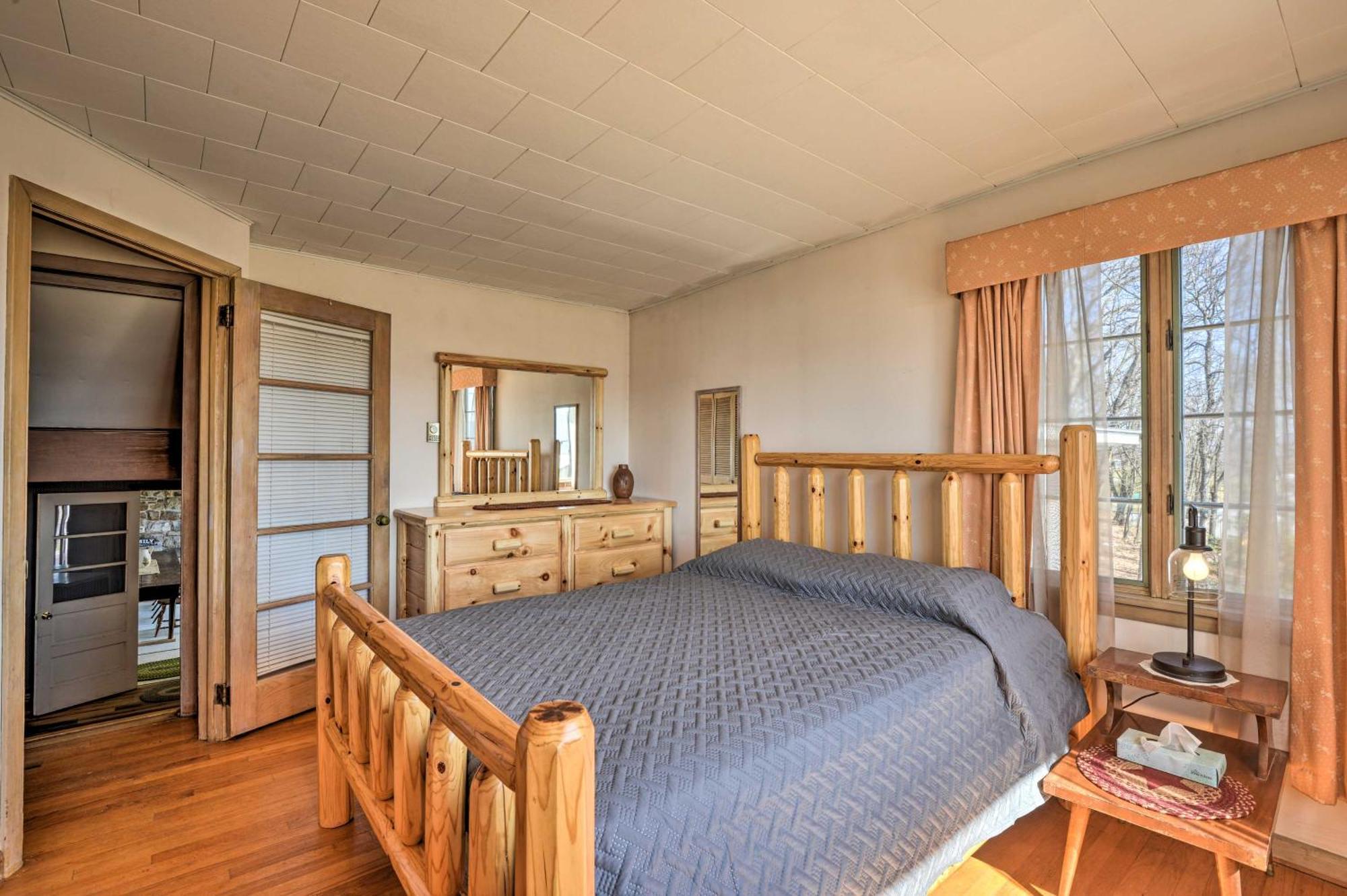 Cozy With Private Patio And Views, Hiking On-site Holiday home Belleville