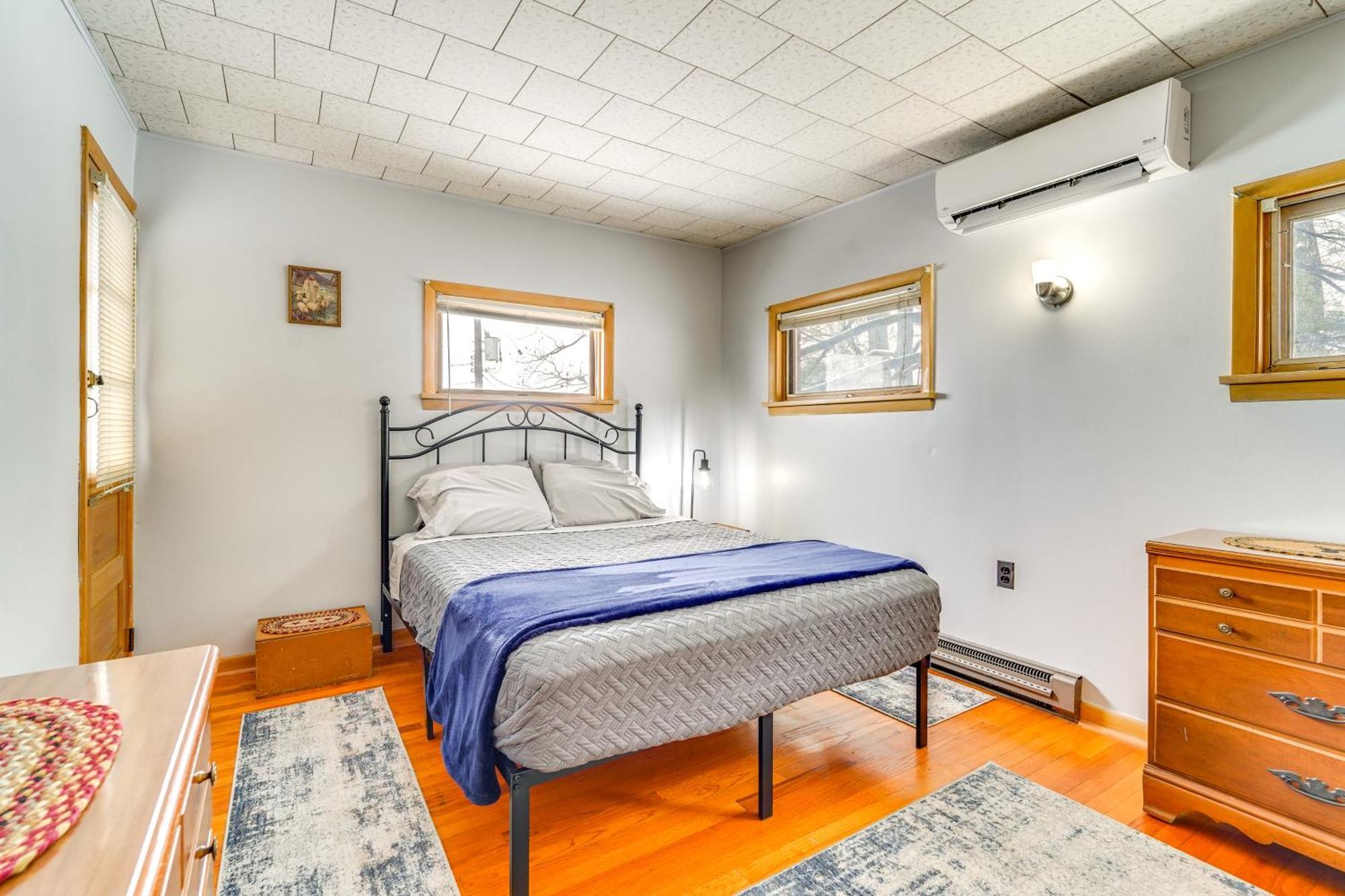 Cozy With Private Patio And Views, Hiking On-site Holiday home Belleville